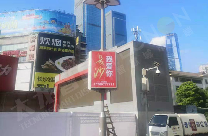长沙中心商业街的三面LED灯杆屏.jpg