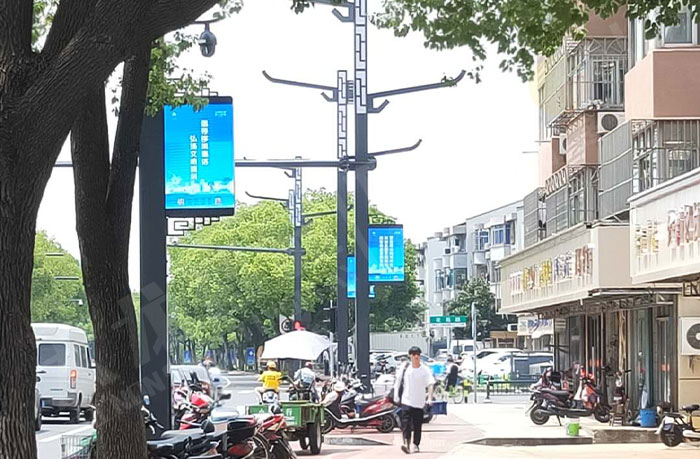苏州新吴街智慧灯杆屏正在播放画面.jpg
