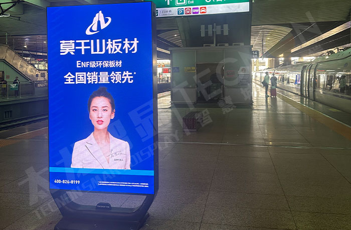北京南站站台点亮的LED广告机