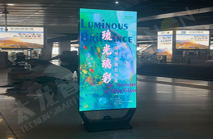 北京南站站台点亮的LED广告机