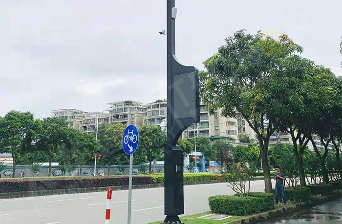 江门城区主干道正在安装的智慧灯杆屏.jpg