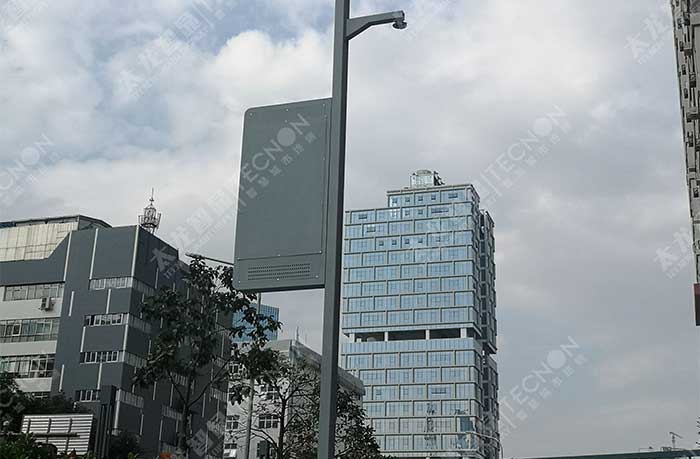 深南大道与科技大道交汇处的灯杆屏背部.jpg