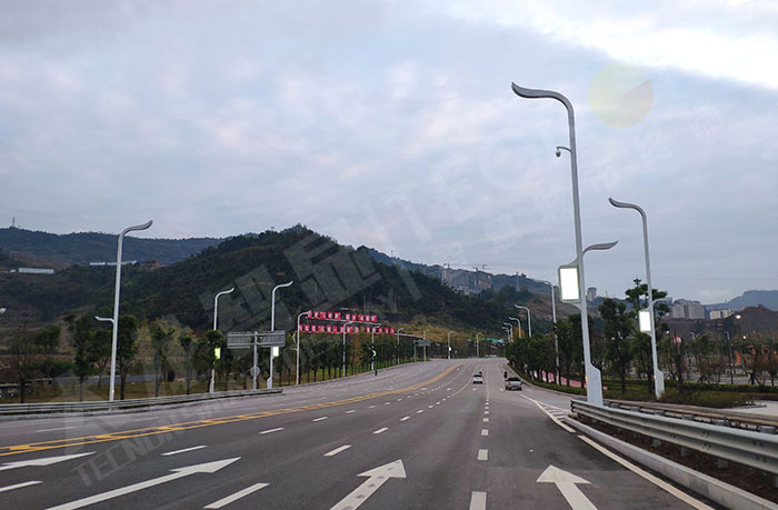 LED light pole screens on Chongqing Three Gorges Avenue.jpg