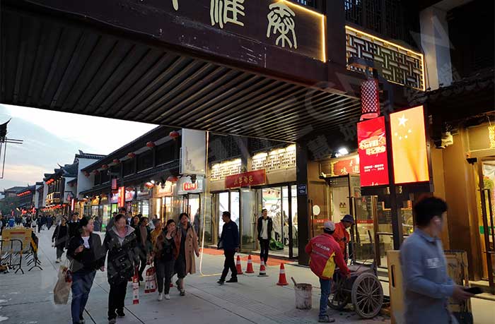 南京夫子庙景区傍晚的智慧灯杆+灯杆屏