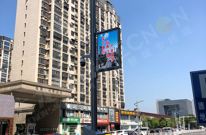 盐城市道路上正在播放宣传视频的智慧灯杆+灯杆屏