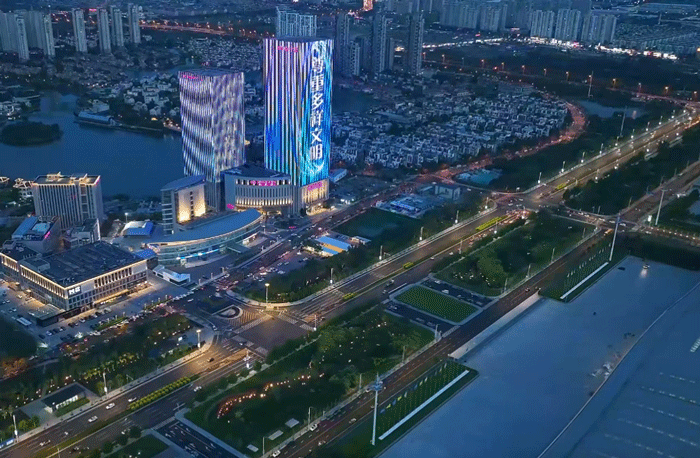 天津主干道的LED智慧灯杆屏夜景
