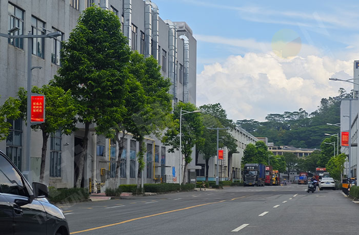 6001200mm灯杆屏在园区生产调度信息传递应用.jpg