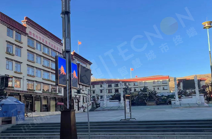 理塘LED灯杆屏白天点亮的效果.jpg 理塘LED灯杆屏白天点亮的效果.jpg