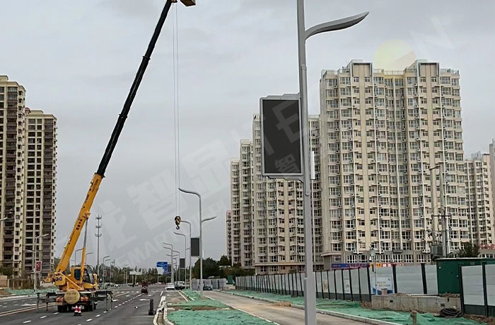 河北省沧州市正在安装LED灯杆屏.jpg 河北省沧州市正在安装LED灯杆屏.jpg