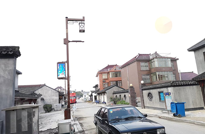 嘉兴乌镇的复古风智慧路灯与LED灯杆屏.jpg 嘉兴乌镇的复古风智慧路灯与LED灯杆屏.jpg