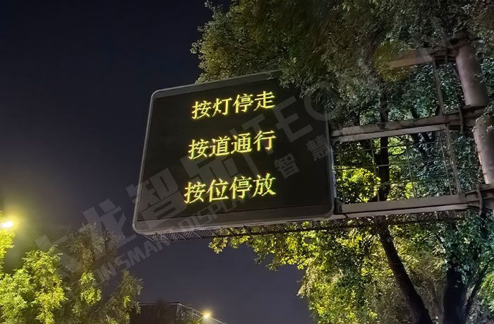 3.072mmx4.096mmLED交通诱导灯杆屏.jpg