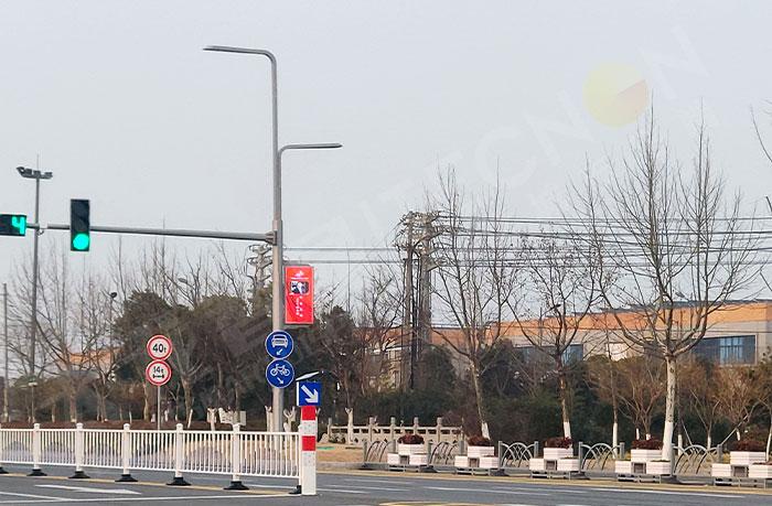 江苏盐城东城大道智慧灯杆屏案例.jpg 江苏盐城东城大道智慧灯杆屏案例.jpg