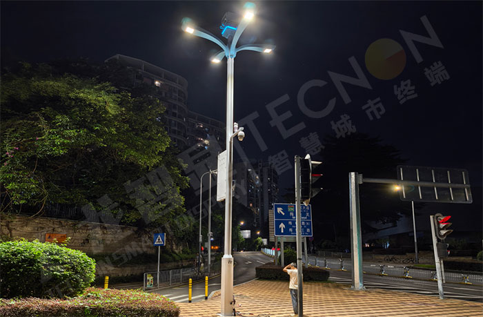 夜晚的智慧LED灯杆屏.jpg