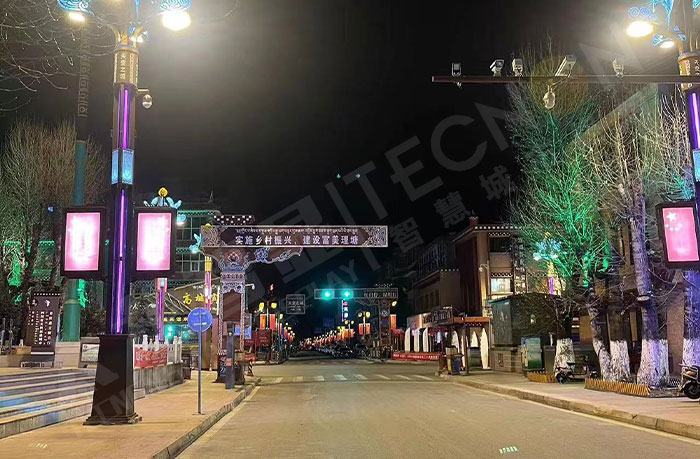 单面灯杆屏提升游客夜间游览体验.jpg 单面灯杆屏提升游客夜间游览体验.jpg