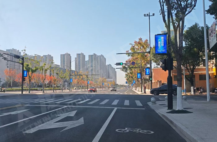 IP65防水P4灯杆屏.jpg