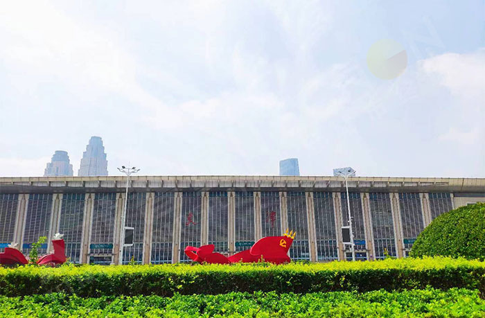 LED灯杆屏提升天津站旅客出行效率.jpg LED灯杆屏提升天津站旅客出行效率.jpg