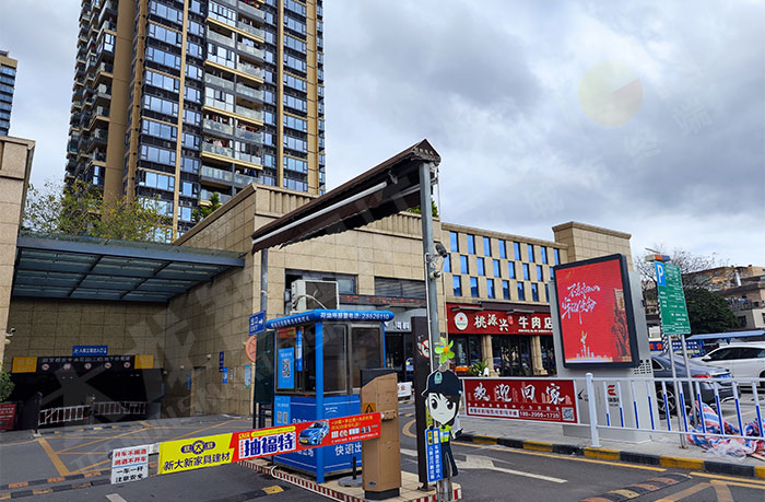 龙岗颐安三期小区充电宝多功能LED广告机.jpg 龙岗颐安三期小区充电宝多功能LED广告机.jpg