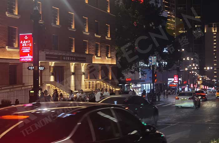 使用宽压电源的灯杆屏在夜间点亮.jpg 使用宽压电源的灯杆屏在夜间点亮.jpg
