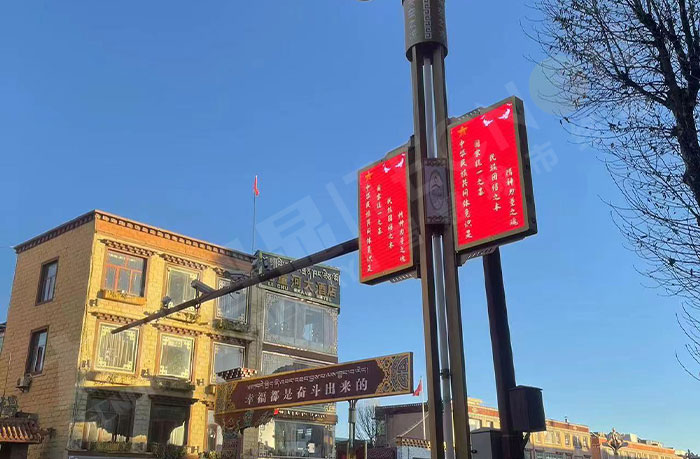 千户藏寨的一杆两块LED灯杆屏.jpg 千户藏寨的一杆两块LED灯杆屏.jpg