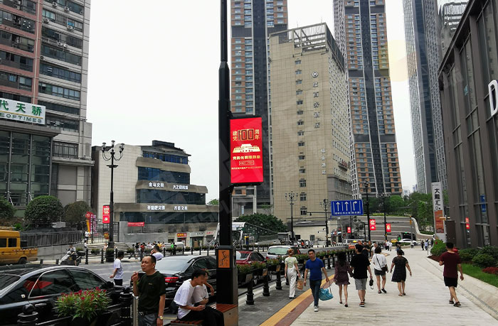 重庆市渝中区民族路的智慧灯杆.jpg 重庆市渝中区民族路的智慧灯杆.jpg